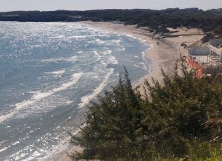 L’estate nel Salento comincia dai primi giorni di primavera: spiagge con tanti bagnanti anche durante i giorni lavorativi a Porto Cesareo