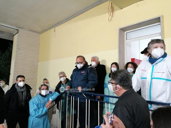 Le istituzioni salutano i profughi ucraini appena arrivati: molti sono bambini - Corriere Salentino