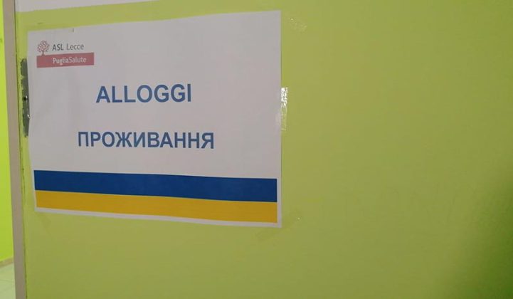 Le istituzioni salutano i profughi ucraini appena arrivati: molti sono bambini - Corriere Salentino