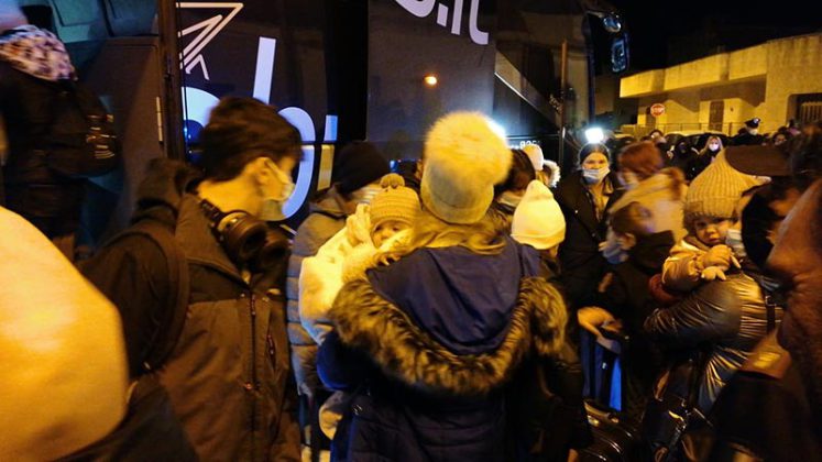 Le istituzioni salutano i profughi ucraini appena arrivati: molti sono bambini - Corriere Salentino