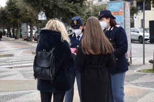 "Questo non è amore": nella giornata della donna la polizia scende in piazza con il progetto contro la violenza di genere - Corriere Salentino