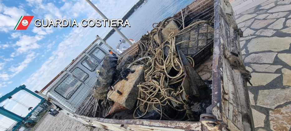 Ancore rudimentali, catene e relitti: dal mare di Porto Cesareo riemerge anche l’inciviltà - Corriere Salentino