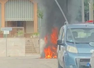 Paura nel centro abitato, divampano le fiamme: a fuoco l’auto di un operaio