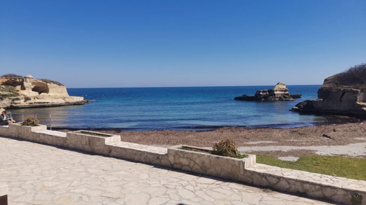 L'estate nel Salento comincia dai primi giorni di primavera: spiagge con tanti bagnanti anche durante i giorni lavorativi a Porto Cesareo - Corriere Salentino