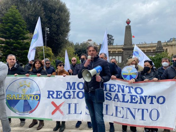 Sit – in del Movimento Regione Salento al Monumento dei Caduti di Lecce: basta degrado - Corriere Salentino
