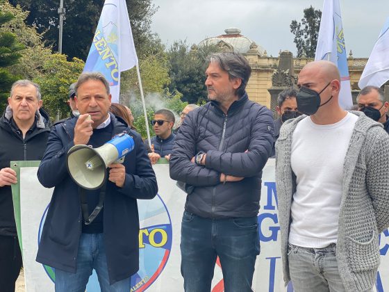 Sit – in del Movimento Regione Salento al Monumento dei Caduti di Lecce: basta degrado - Corriere Salentino