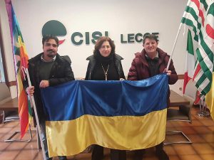 La bandiera ucraina e la bandiera della pace esposte sulla facciata della sede provinciale della Cisl di Lecce e delle sedi zonali del Salento - Corriere Salentino
