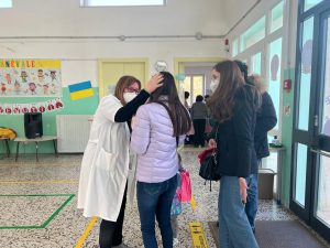 Le nostre scuole si aprono ai bambini ucraini: l’abbraccio della dirigente come quello di tutte le mamme del mondo che odiano questa sporca guerra - Corriere Salentino