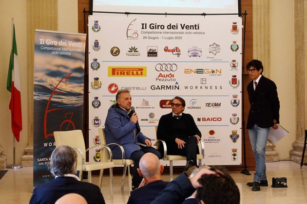 Presentato ieri a Lecce “Il Giro dei Venti”: la prima competizione amatoriale ciclo-velistica internazionale tra Puglia e Grecia - Corriere Salentino