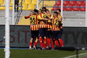 Un gol di Helgason regala al Lecce la terza vittoria di fila: un altro passo verso la A - Corriere Salentino