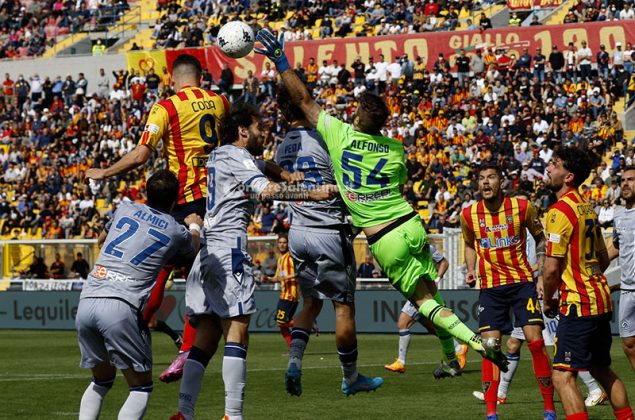 Un gol di Helgason regala al Lecce la terza vittoria di fila: un altro passo verso la A - Corriere Salentino