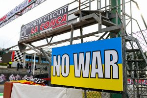 Russia e Ucraina unite dai kart, pilota russo aiuta vincitore ucraino a indossare la bandiera sul podio - Corriere Salentino