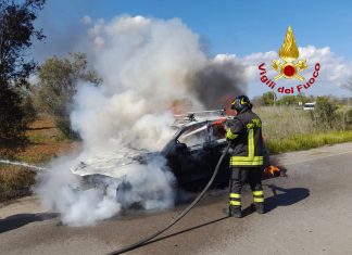 Fumo dal vano motore, poi le fiamme: paura per un automobilista. Veicolo distrutto