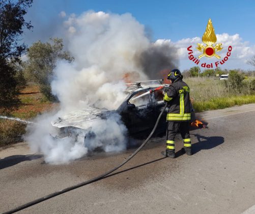 Fumo dal vano motore, poi le fiamme: paura per un automobilista. Veicolo distrutto - Corriere Salentino