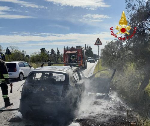 Fumo dal vano motore, poi le fiamme: paura per un automobilista. Veicolo distrutto - Corriere Salentino