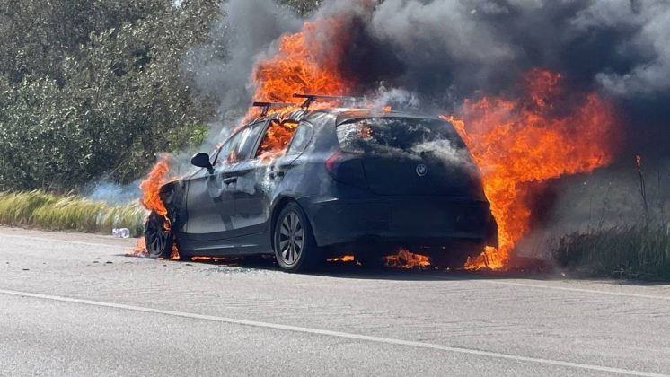 Fumo dal vano motore, poi le fiamme: paura per un automobilista. Veicolo distrutto - Corriere Salentino