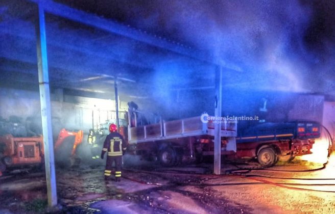 Fiamme nel deposito di un’azienda, bruciano due camion e due escavatori: si indaga sulle cause - Corriere Salentino