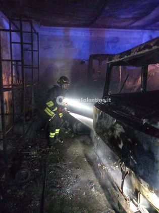 Fiamme nel deposito di un’azienda, bruciano due camion e due escavatori: si indaga sulle cause - Corriere Salentino