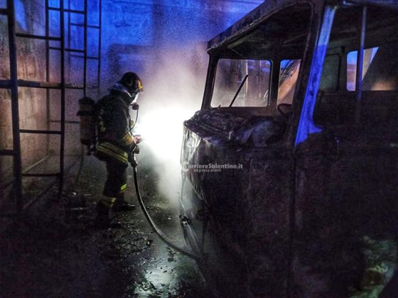 Fiamme nel deposito di un’azienda, bruciano due camion e due escavatori: si indaga sulle cause - Corriere Salentino