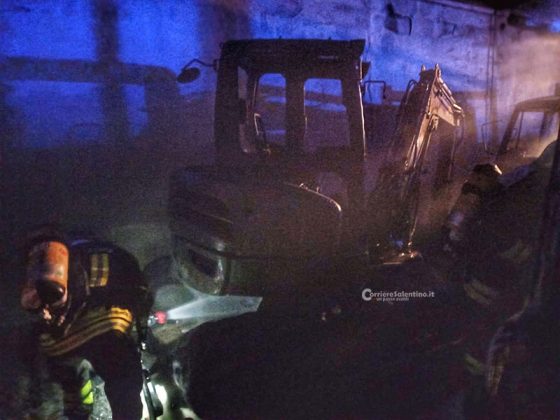 Fiamme nel deposito di un’azienda, bruciano due camion e due escavatori: si indaga sulle cause - Corriere Salentino