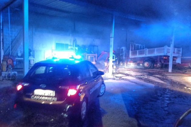 Fiamme nel deposito di un’azienda, bruciano due camion e due escavatori: si indaga sulle cause - Corriere Salentino