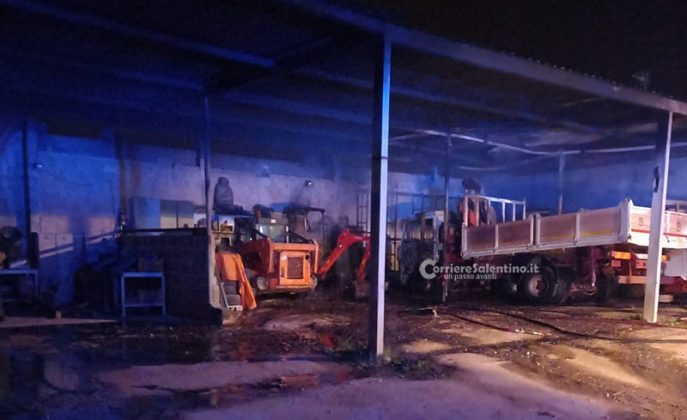 Fiamme nel deposito di un’azienda, bruciano due camion e due escavatori: si indaga sulle cause - Corriere Salentino