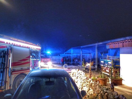 Fiamme nel deposito di un’azienda, bruciano due camion e due escavatori: si indaga sulle cause - Corriere Salentino