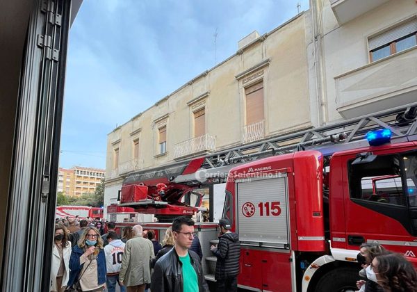 Auto prende fuoco in periferia, calcinacci cadono in pieno centro: intervengono i vigili del fuoco - Corriere Salentino