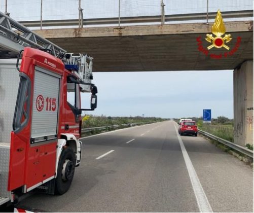 Piovono calcinacci dal ponte, intervengono i vigili del fuoco: chiuso un tratto della provinciale - Corriere Salentino