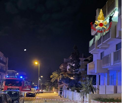 Pezzi di muro precipitano per strada, tragedia sfiorata nella notte a Gallipoli - Corriere Salentino