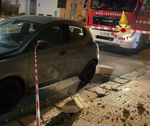 Pezzi di muro precipitano per strada, tragedia sfiorata nella notte a Gallipoli - Corriere Salentino