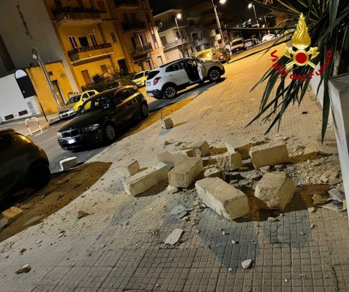 Pezzi di muro precipitano per strada, tragedia sfiorata nella notte a Gallipoli - Corriere Salentino
