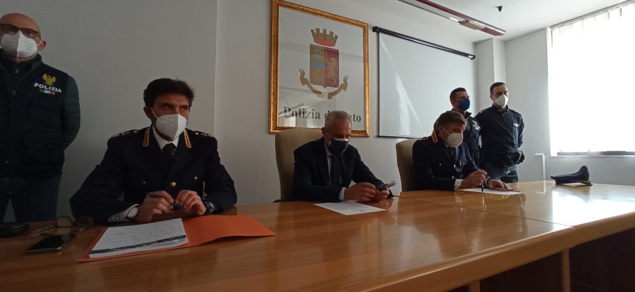 Spaccio di droga ed estorsioni agli ambulanti durante la festa di Sant'Oronzo ed altri eventi: 17 arresti - Corriere Salentino