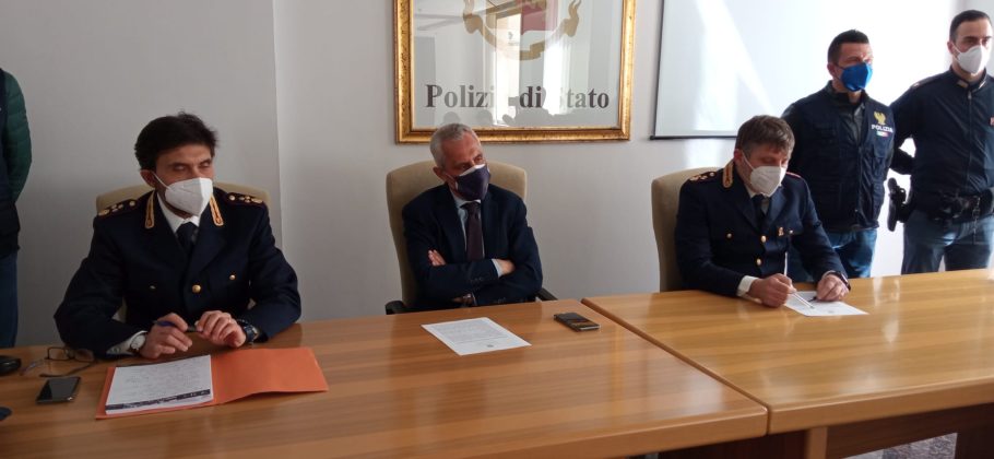 Spaccio di droga ed estorsioni agli ambulanti durante la festa di Sant'Oronzo ed altri eventi: 17 arresti - Corriere Salentino