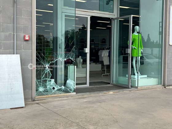 Notte di razzie al centro commerciale, ripuliti quattro negozi - Corriere Salentino