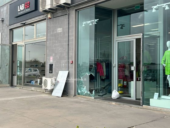 Notte di razzie al centro commerciale, ripuliti quattro negozi - Corriere Salentino