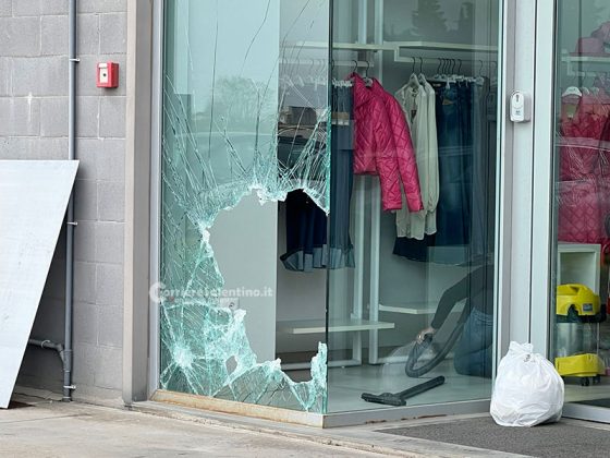 Notte di razzie al centro commerciale, ripuliti quattro negozi - Corriere Salentino