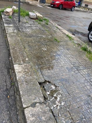 “Quell’immobile, in stato di abbandono da anni, è pericolante” appello dei residenti per la messa in sicurezza della zona a ridosso di Piazza Mazzini - Corriere Salentino