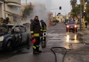 Divampano le fiamme poco prima dell'alba: in cenere due auto. Autori ripresi dalle telecamere - Corriere Salentino