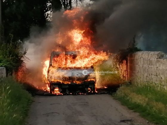 Auto prende fuoco in periferia, calcinacci cadono in pieno centro: intervengono i vigili del fuoco - Corriere Salentino