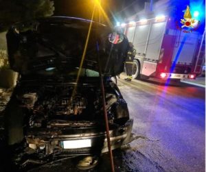 Diavolina per appiccare le fiamme nella notte: a fuoco la Mini di un 34enne. Si indaga - Corriere Salentino