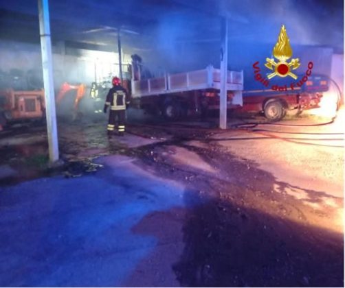 Fiamme nel deposito di un’azienda, bruciano due camion e due escavatori: si indaga sulle cause - Corriere Salentino