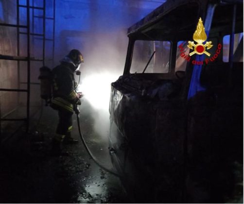 Fiamme nel deposito di un’azienda, bruciano due camion e due escavatori: si indaga sulle cause - Corriere Salentino