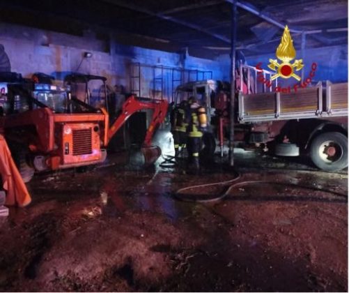 Fiamme nel deposito di un’azienda, bruciano due camion e due escavatori: si indaga sulle cause - Corriere Salentino
