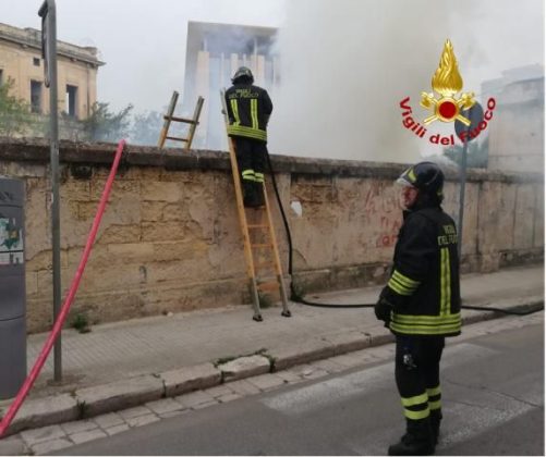 Fiamme nel deposito di un’azienda, bruciano due camion e due escavatori: si indaga sulle cause - Corriere Salentino