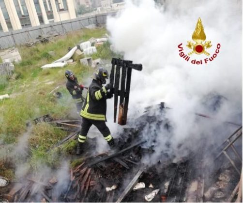 Fiamme nel deposito di un’azienda, bruciano due camion e due escavatori: si indaga sulle cause - Corriere Salentino