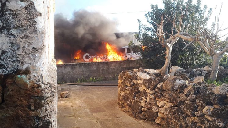 Divampano le fiamme: distrutti una paninoteca ambulante ed un'auto - Corriere Salentino