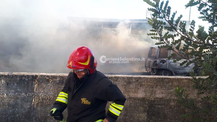 Divampano le fiamme: distrutti una paninoteca ambulante ed un'auto - Corriere Salentino