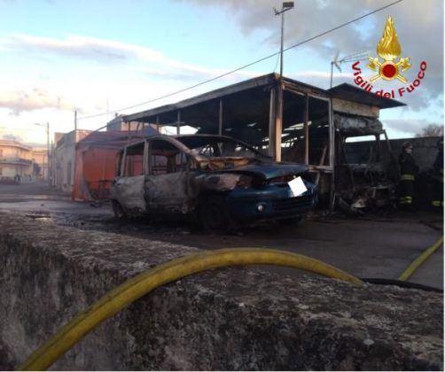 Divampano le fiamme: distrutti una paninoteca ambulante ed un'auto - Corriere Salentino