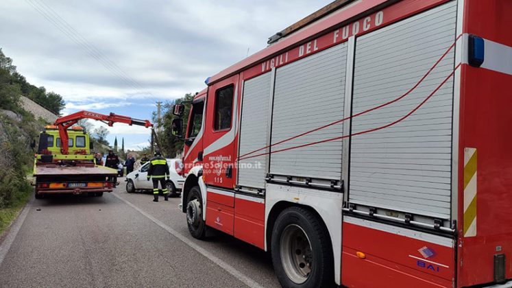 Schianto contro la parete rocciosa e l'auto si ribalta: corsa in ospedale per una 19enne - Corriere Salentino